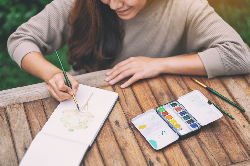 woman painting with watercolor