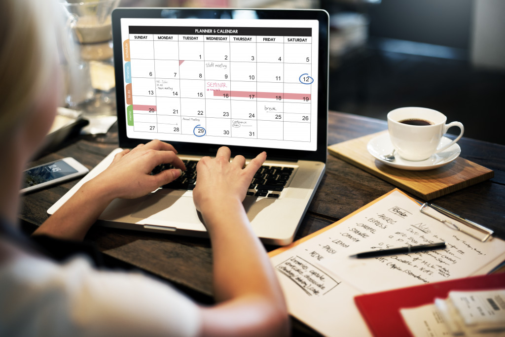 A woman looking at an online calendar